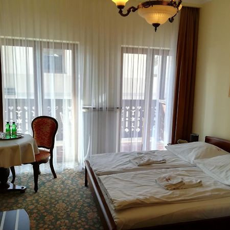 Victoria Cechini Hotel Криница-Здруй Екстериор снимка